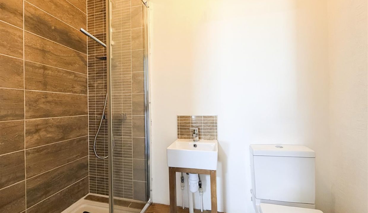 EN-SUITE SHOWER ROOM