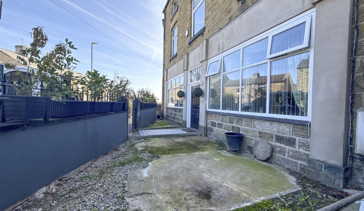 FRONT GARDEN