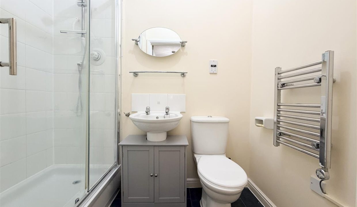 EN-SUITE SHOWER ROOM
