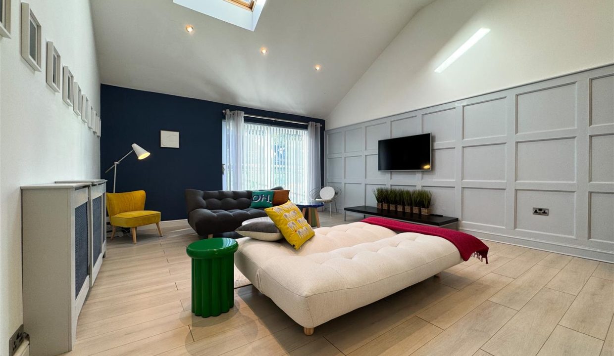 LOUNGE AREA