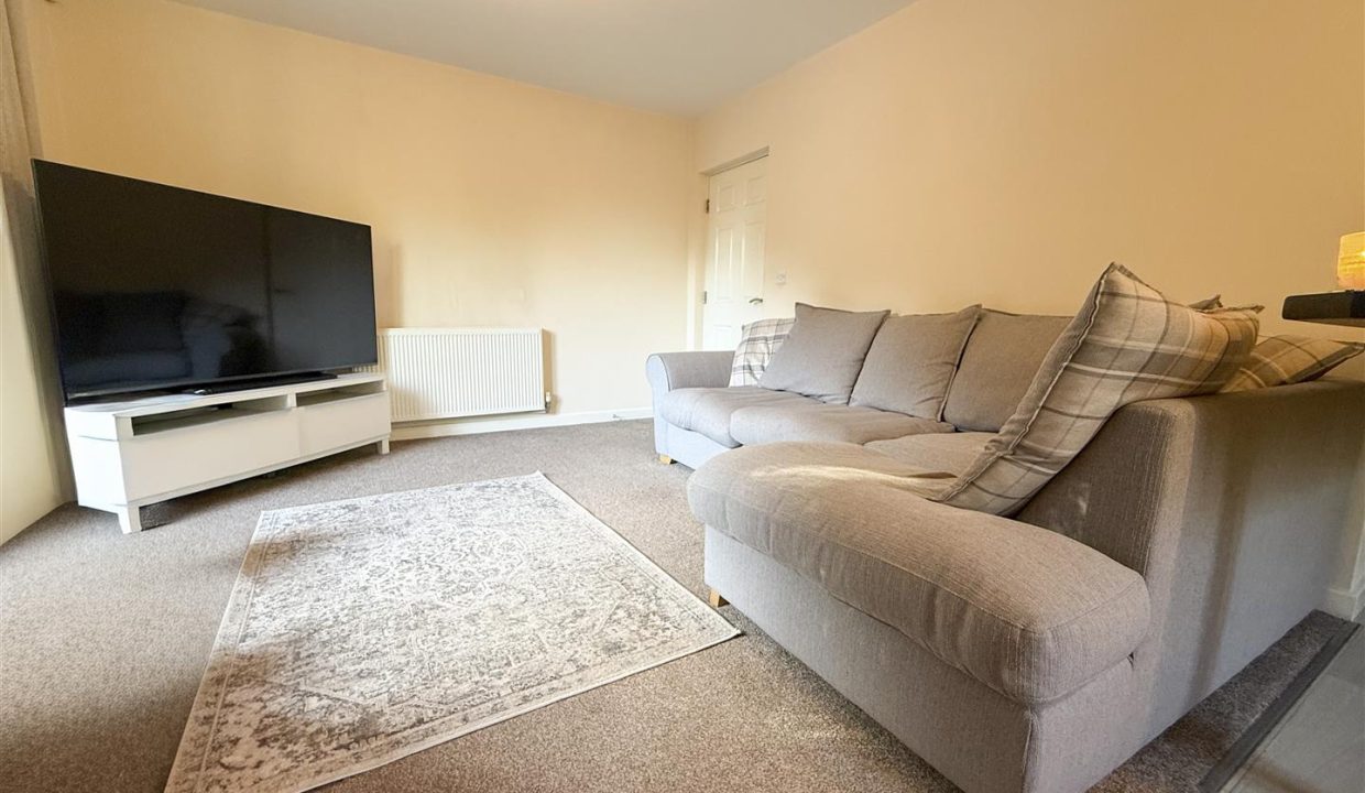 OPEN PLAN LIVING SPACE