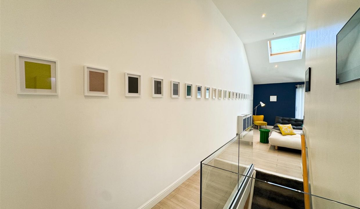 OPEN PLAN LIVING SPACE